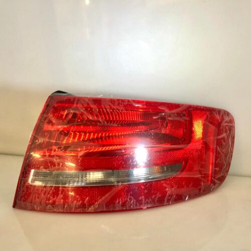 Aizmugurējais lukturis (pa labi) OEM 8K5945096D