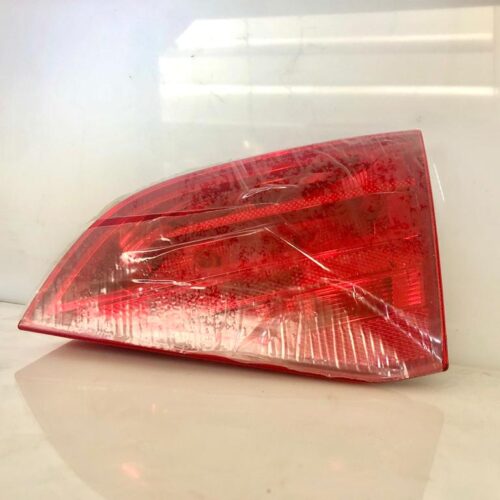 Aizmugurējais lukturis (pa labi) OEM 8K9945094