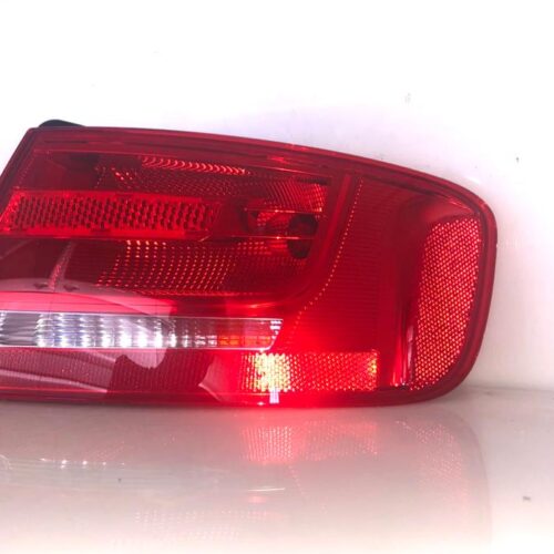 Aizmugurējais lukturis (pa labi) OEM 8K9945096