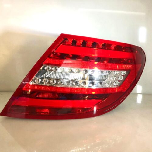 Aizmugurējais lukturis (pa labi) OEM A2048205864